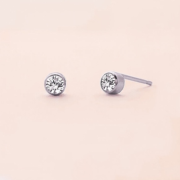 ⚜️[𝟯/$𝟭𝟴]⚜️Silver Rhinestone Bezel Set Stud Earrings NEW - Picture 2 of 7